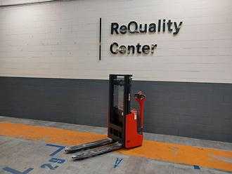 Used Forklift Truck LINDE L10 B ELEKTRO HOCHHUBWAGENDEICHSEL (13042948) backdrop