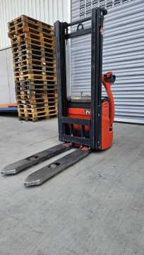 Used Forklift Truck LINDE L10 ELEKTRO HOCHHUBWAGENDEICHSEL (13058414) backdrop