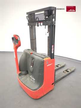 Used Forklift Truck LINDE L10B-1172-01 ELEKTRO HOCHHUBWAGENFAHRERSTAND (13070429) backdrop