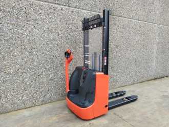 Used Forklift Truck LINDE L10B ELEKTRO HOCHHUBWAGENDEICHSEL (13067346) backdrop