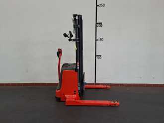 Used Forklift Truck LINDE L12 B AS ELEKTRO HOCHHUBWAGENDEICHSEL (13060990) backdrop