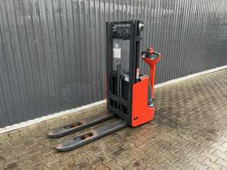 Used Forklift Truck LINDE L12 ELEKTRO HOCHHUBWAGENDEICHSEL (13075463) backdrop