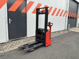 Used Forklift Truck LINDE L12 Ion ELEKTRO HOCHHUBWAGENDEICHSEL (13063944) backdrop