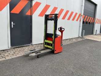 Used Forklift Truck LINDE L12i ELEKTRO HOCHHUBWAGENDEICHSEL (13063907) backdrop