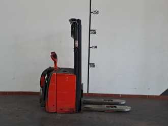 Used Forklift Truck LINDE L14 AP (B) ELEKTRO HOCHHUBWAGENFAHRERSTAND (13043171) backdrop