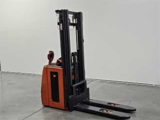 Used Forklift Truck LINDE L14 WEITERE NIEDERHUBWAGENFAHRERSITZ (13017305) backdrop