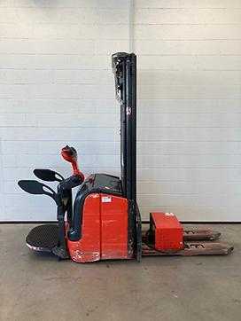 Used Forklift Truck LINDE L14APi/372 ELEKTRO HOCHHUBWAGENFAHRERSTAND (12418649) backdrop