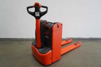 Used Forklift Truck LINDE T 16 1155-00 ELEKTRO NIEDERHUBWAGENDEICHSEL (13052355) backdrop