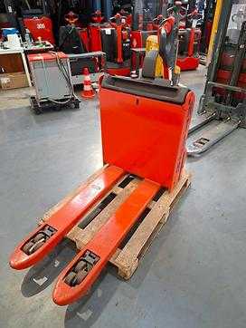 Used Forklift Truck LINDE T14 ELEKTRO NIEDERHUBWAGENDEICHSEL (13053011) backdrop