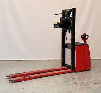 Used Forklift Truck LINDE T30 / UT Y00910 ELEKTRO NIEDERHUBWAGENDEICHSEL (13042130) backdrop