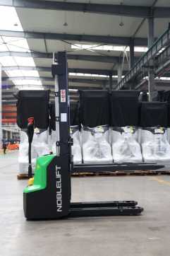 Used Forklift Truck NOBLE SWB130D ELEKTRO HOCHHUBWAGENDEICHSEL (13012696) backdrop