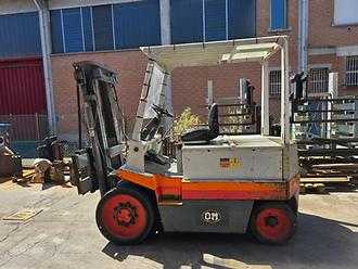 Used Forklift Truck OM E 35 N ELEKTRO VIERRADFRONTSTAPLER (12978769) backdrop