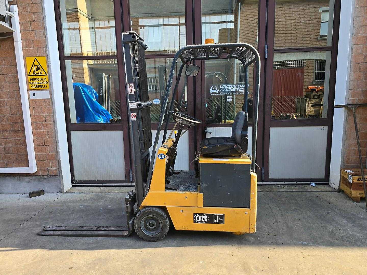 Used Forklift Truck OM E8 ELEKTRO DREIRADFRONTSTAPLER (13056810)