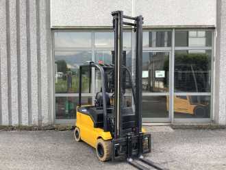 Used Forklift Truck OM XE 18 ELEKTRO VIERRADFRONTSTAPLER (12968960) backdrop