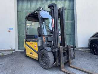 Used Forklift Truck OM XE 40 ELEKTRO VIERRADFRONTSTAPLER (12956008) backdrop