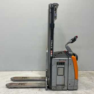 Used Forklift Truck STILL EXV-SF14 ELEKTRO HOCHHUBWAGENFAHRERSTAND (13044212) backdrop