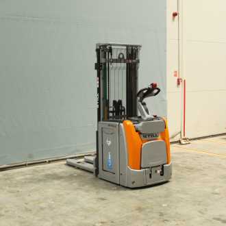 Used Forklift Truck STILL EXV-SF14LI-ION ELEKTRO HOCHHUBWAGENFAHRERSTAND (13061469) backdrop
