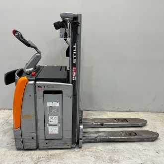 Used Forklift Truck STILL EXV-SF16 ELEKTRO HOCHHUBWAGENFAHRERSTAND (13067789) backdrop