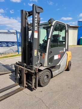 Used Forklift Truck STILL RX 70-30 GAS VIERRADFRONTSTAPLER (13066301) backdrop