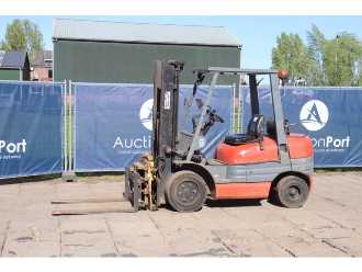 Used Forklift Truck TOYOTA 02-6FGF30 GAS VIERRADFRONTSTAPLER (13040409) backdrop