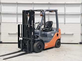 Used Forklift Truck TOYOTA 02-8FDF18 DIESEL VIERRADFRONTSTAPLER (13065055) backdrop