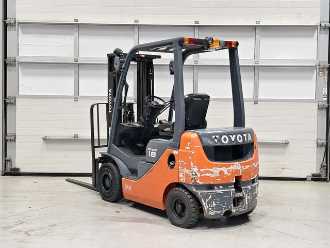 Used Forklift Truck TOYOTA 02-8FDF18 DIESEL VIERRADFRONTSTAPLER (13065055)