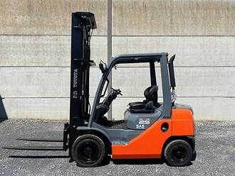 Used Forklift Truck TOYOTA 02-8FDF25 DIESEL VIERRADFRONTSTAPLER (13071916) backdrop