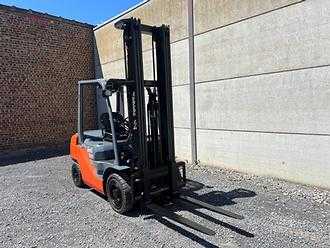 Used Forklift Truck TOYOTA 02-8FDF25 DIESEL VIERRADFRONTSTAPLER (13071916)