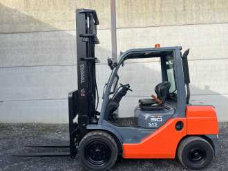 Used Forklift Truck TOYOTA 02-8FDF30 DIESEL VIERRADFRONTSTAPLER (12936051) backdrop