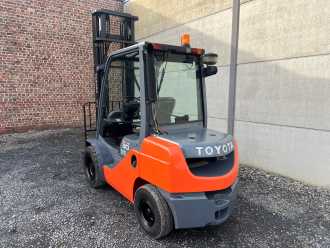 Used Forklift Truck TOYOTA 02-8FDF30 DIESEL VIERRADFRONTSTAPLER (12936051)