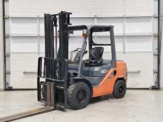 Used Forklift Truck TOYOTA 02-8FDF30 DIESEL VIERRADFRONTSTAPLER (13046552) backdrop