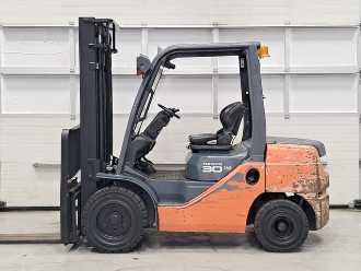 Used Forklift Truck TOYOTA 02-8FDF30 DIESEL VIERRADFRONTSTAPLER (13046552)