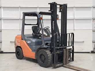 Used Forklift Truck TOYOTA 02-8FDF30 DIESEL VIERRADFRONTSTAPLER (13046552)