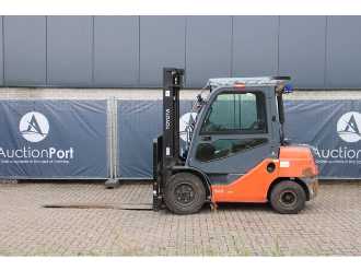 Used Forklift Truck TOYOTA 02-8FDF30 DIESEL VIERRADFRONTSTAPLER (13062962)