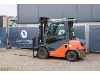 Used Forklift Truck TOYOTA 02-8FDF30 DIESEL VIERRADFRONTSTAPLER (13062962)