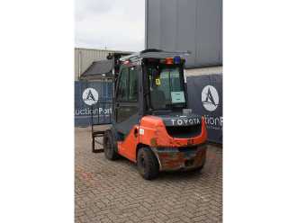 Used Forklift Truck TOYOTA 02-8FDF30 DIESEL VIERRADFRONTSTAPLER (13062962)