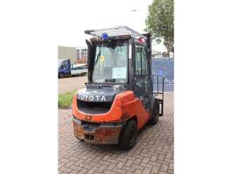 Used Forklift Truck TOYOTA 02-8FDF30 DIESEL VIERRADFRONTSTAPLER (13062962)