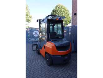 Used Forklift Truck TOYOTA 02-8FDF30 DIESEL VIERRADFRONTSTAPLER (13062976)