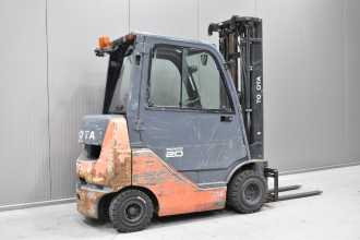 Used Forklift Truck TOYOTA 02-8FDKF20 /58823/ DIESEL VIERRADFRONTSTAPLER (13068693)