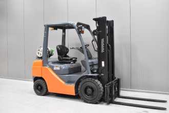 Used Forklift Truck TOYOTA 02-8FGF25 /58290/ GAS VIERRADFRONTSTAPLER (13066211) backdrop