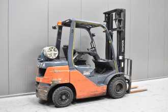 Used Forklift Truck TOYOTA 02-8FGF25 /58292/ GAS VIERRADFRONTSTAPLER (13066176)