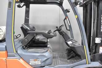 Used Forklift Truck TOYOTA 02-8FGF25 /58292/ GAS VIERRADFRONTSTAPLER (13066176)
