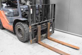 Used Forklift Truck TOYOTA 02-8FGF25 /58292/ GAS VIERRADFRONTSTAPLER (13066176)