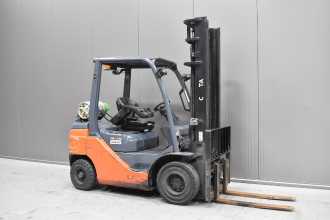Used Forklift Truck TOYOTA 02-8FGF25 /58296/ GAS VIERRADFRONTSTAPLER (13069546) backdrop
