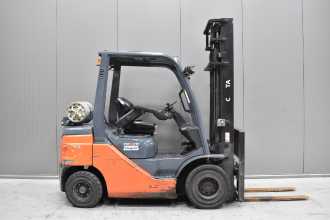 Used Forklift Truck TOYOTA 02-8FGF25 /58296/ GAS VIERRADFRONTSTAPLER (13069546)