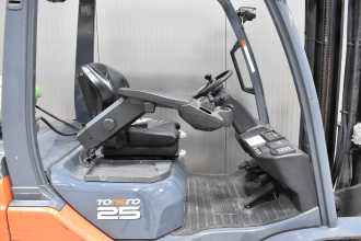 Used Forklift Truck TOYOTA 02-8FGF25 /58296/ GAS VIERRADFRONTSTAPLER (13069546)
