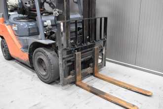 Used Forklift Truck TOYOTA 02-8FGF25 /58296/ GAS VIERRADFRONTSTAPLER (13069546)