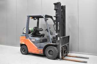 Used Forklift Truck TOYOTA 02-8FGF25 /58297/ GAS VIERRADFRONTSTAPLER (13069547) backdrop