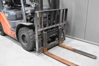 Used Forklift Truck TOYOTA 02-8FGF25 /58297/ GAS VIERRADFRONTSTAPLER (13069547)