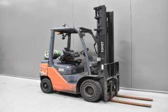Used Forklift Truck TOYOTA 02-8FGF25 /58298/ GAS VIERRADFRONTSTAPLER (13069548) backdrop
